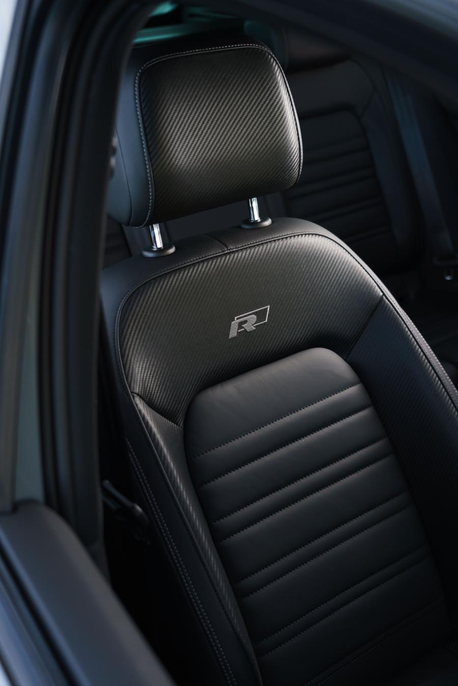 Детали интерьера Volkswagen Passat Estate R-Line Edition (B8) 2019 года  (UK) (фото 14 из 31)